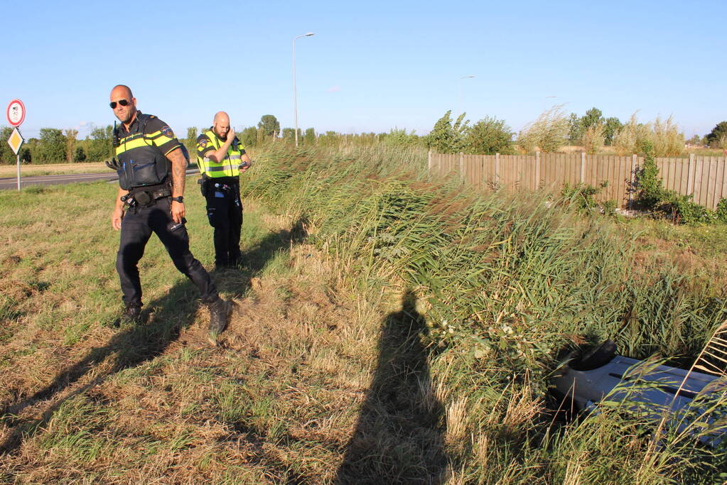 Automobilist rijdt rechtdoor de sloot in