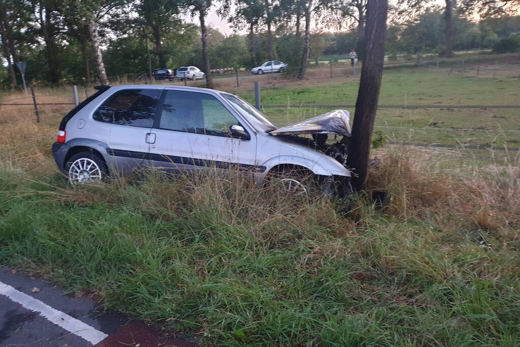 Auto zwaar beschadigd na botsing tegen boom