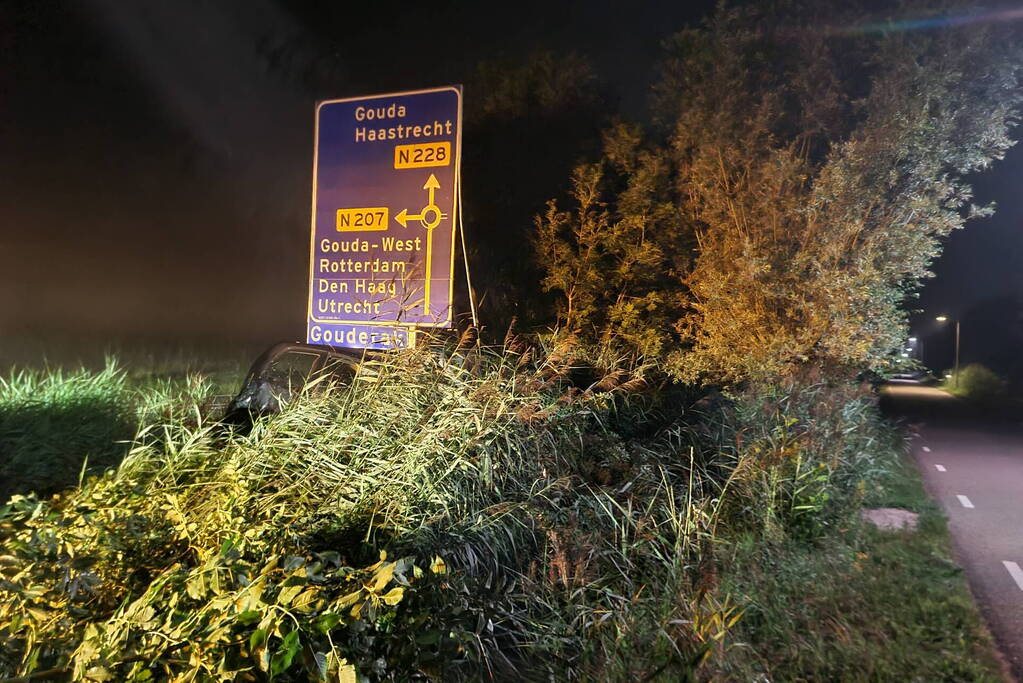 Schade na aanrijding met boom en bord