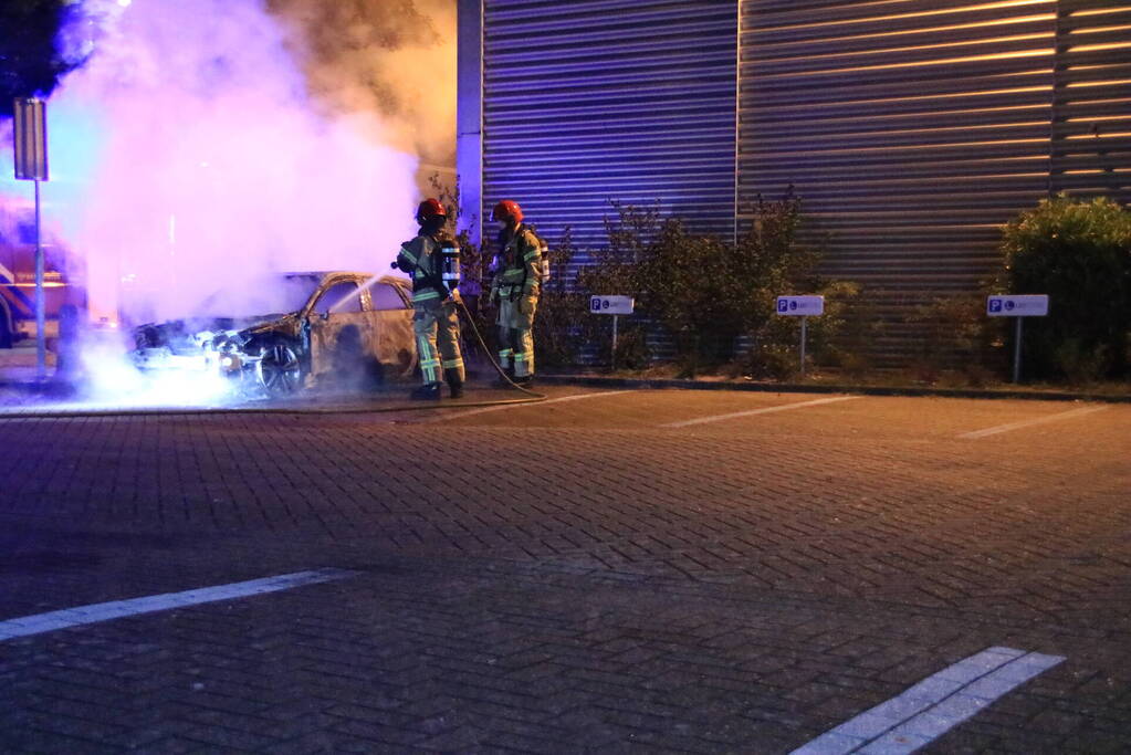 Auto verwoest na brand
