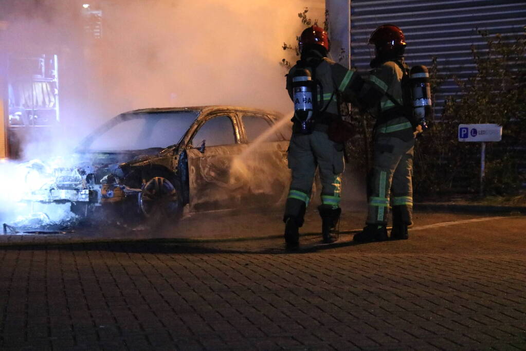 Auto verwoest na brand