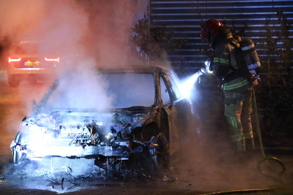 Auto verwoest na brand