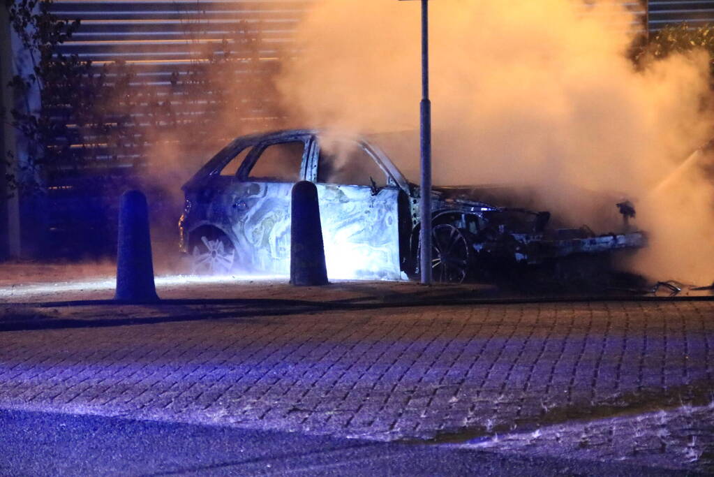 Auto verwoest na brand