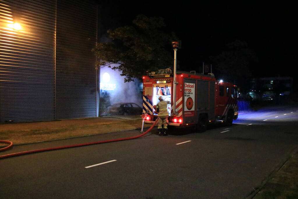 Auto verwoest na brand