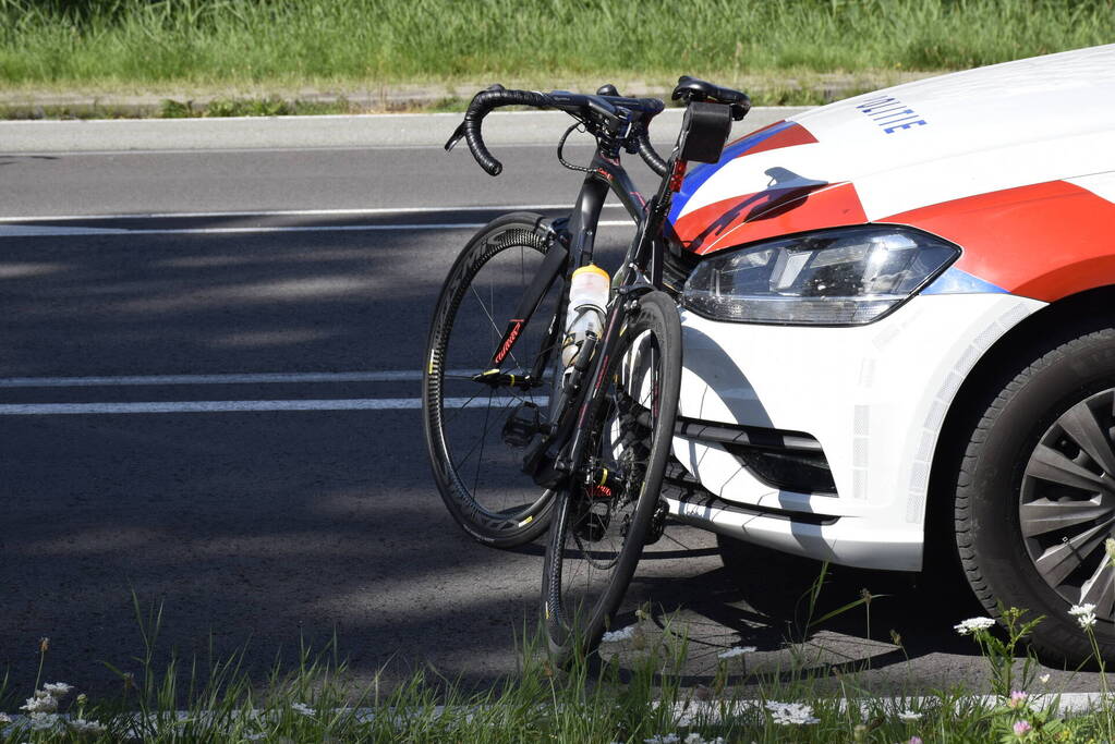 Wielrenner gewond na val door slecht wegdek