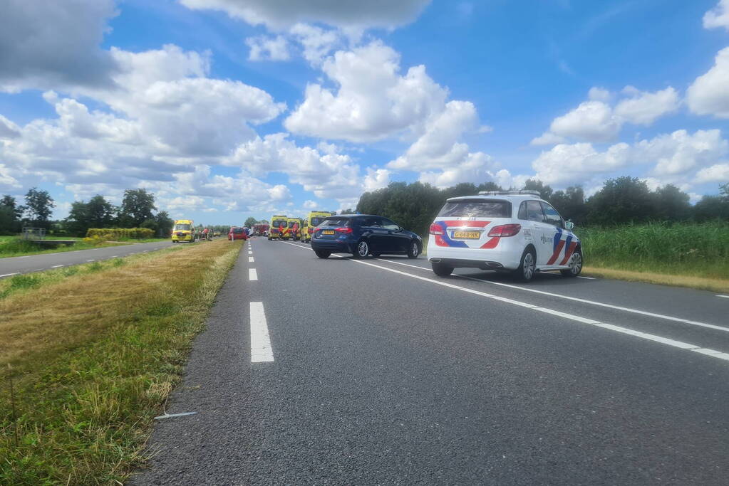 Zwaargewonde en dode na frontale aanrijding