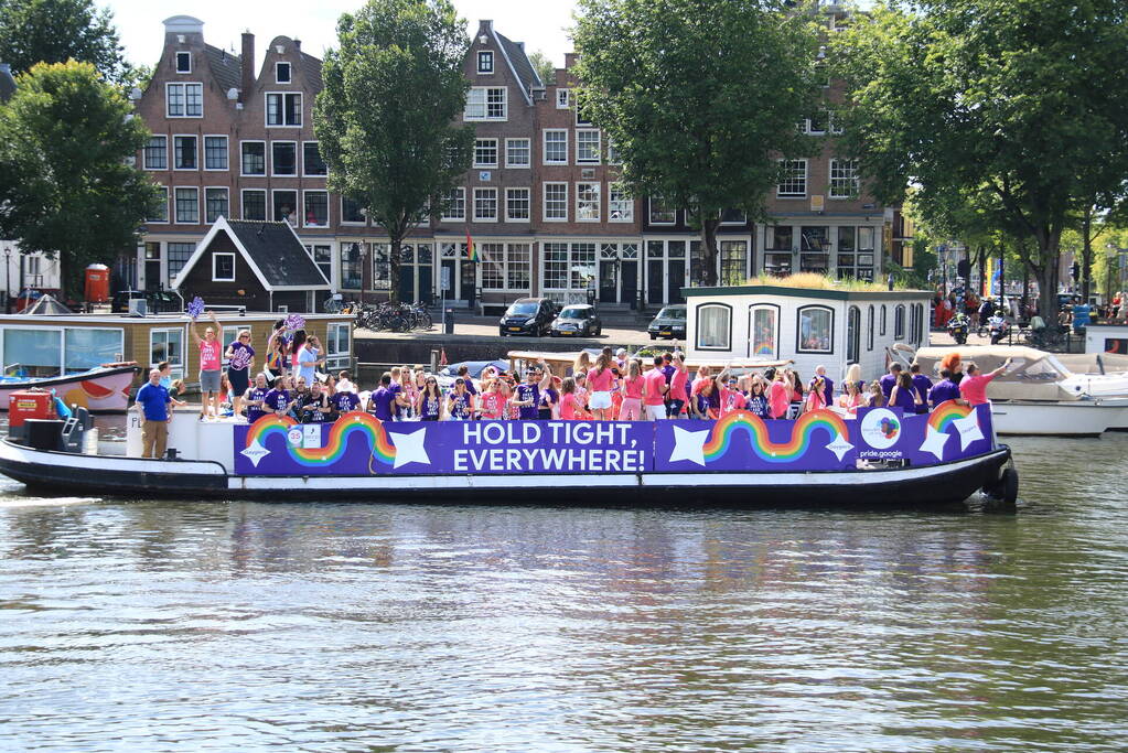 Gezellige drukte tijden Gay Pride 2022