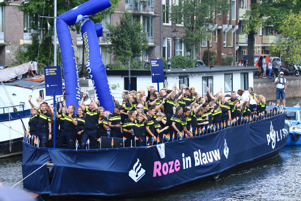 Gezellige drukte tijden Gay Pride 2022