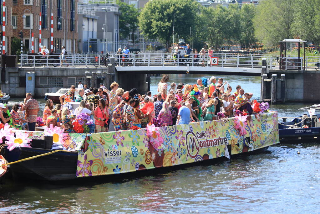 Gezellige drukte tijden Gay Pride 2022