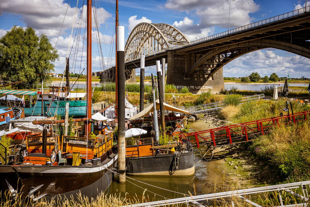 Laag waterpeil de Waal trekt veel bekijks