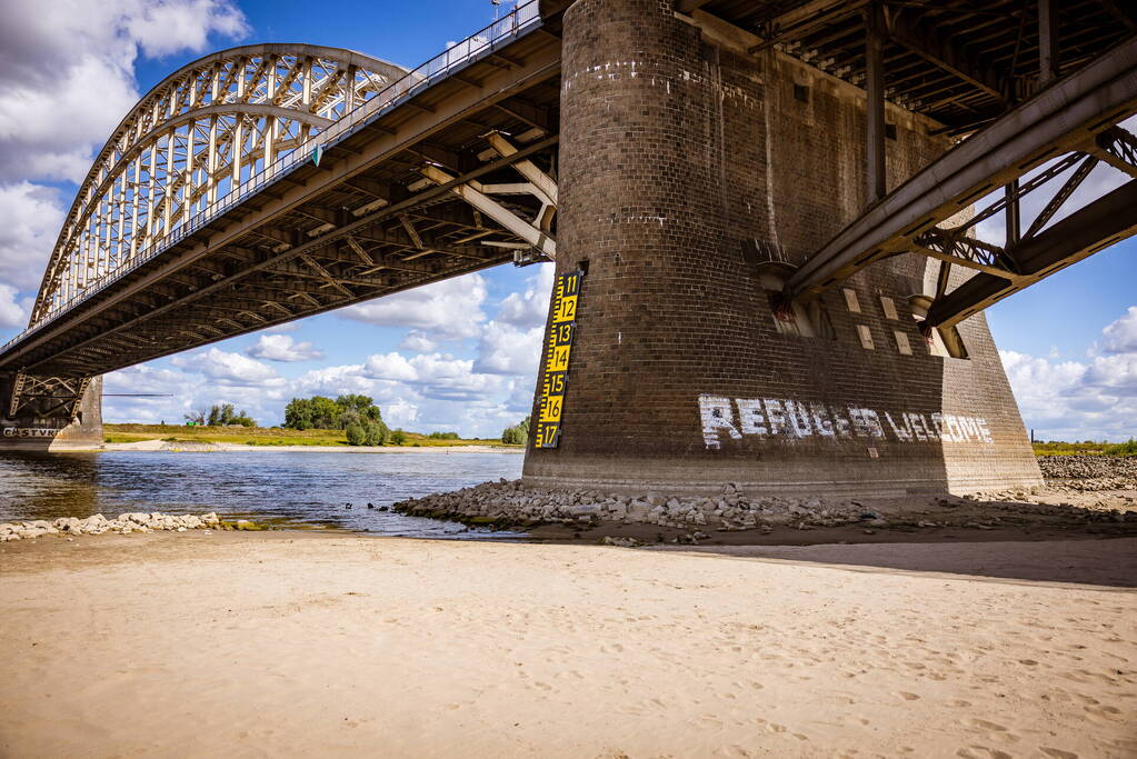 Laag waterpeil de Waal trekt veel bekijks