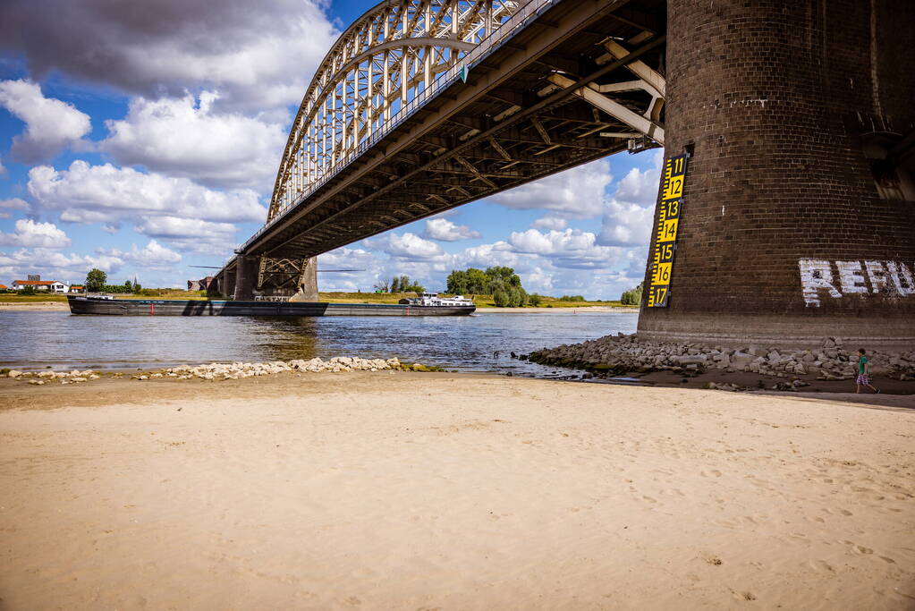 Laag waterpeil de Waal trekt veel bekijks