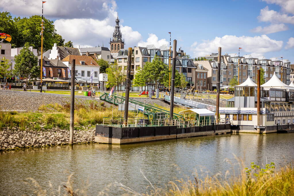 Laag waterpeil de Waal trekt veel bekijks