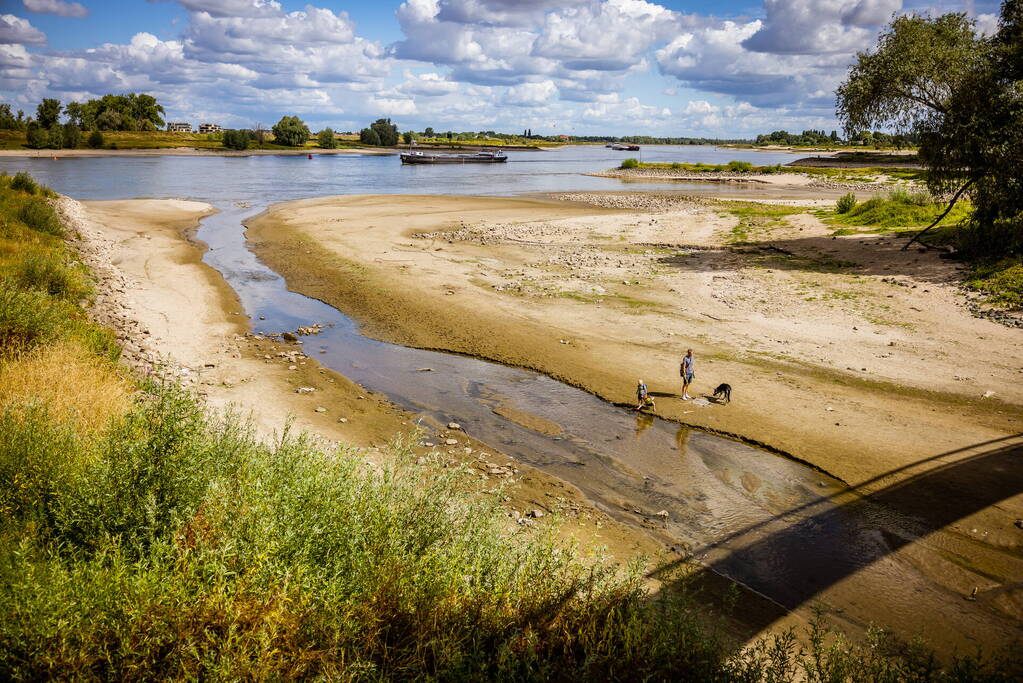 Laag waterpeil de Waal trekt veel bekijks
