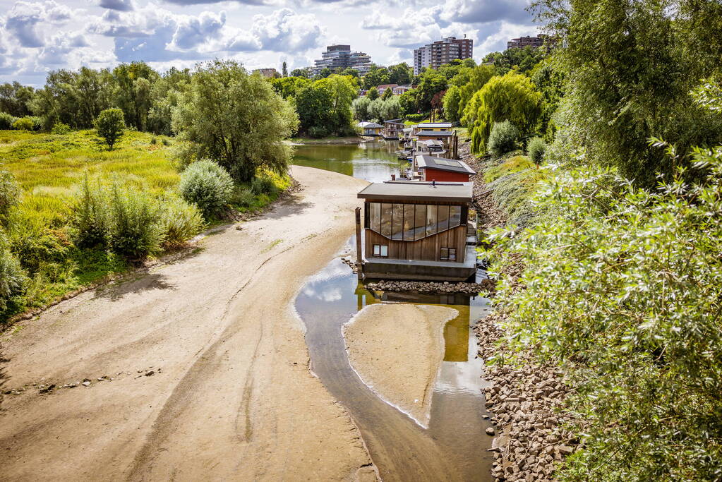 Laag waterpeil de Waal trekt veel bekijks