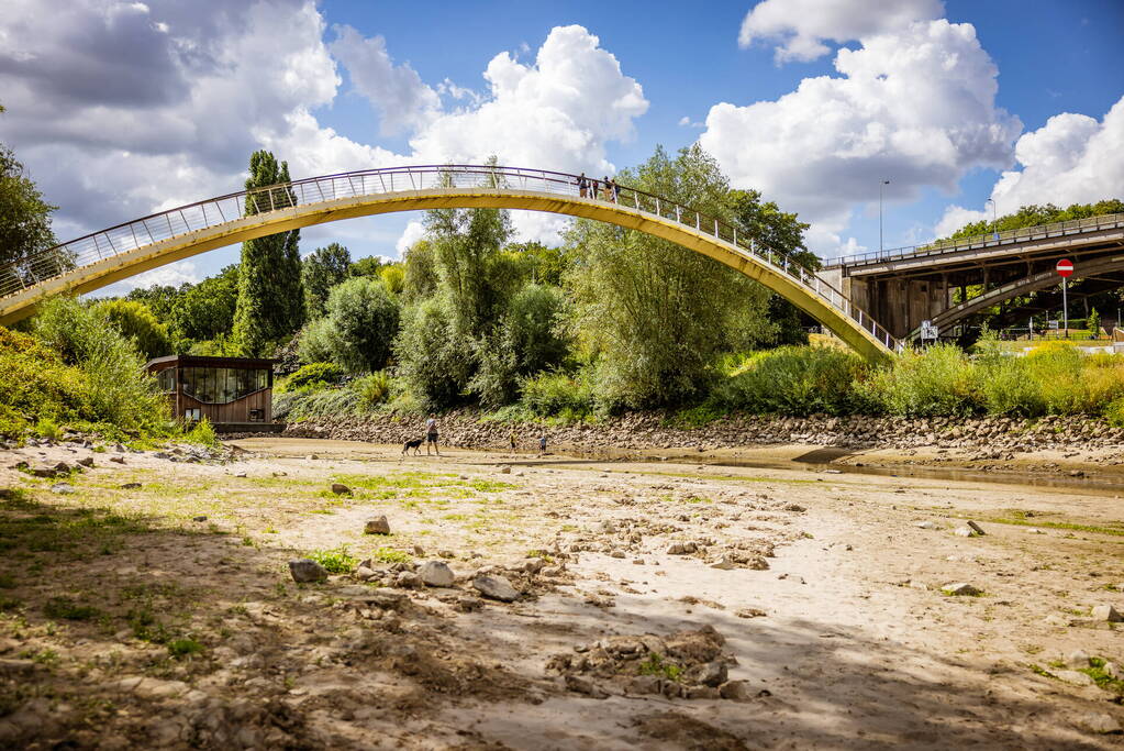 Laag waterpeil de Waal trekt veel bekijks