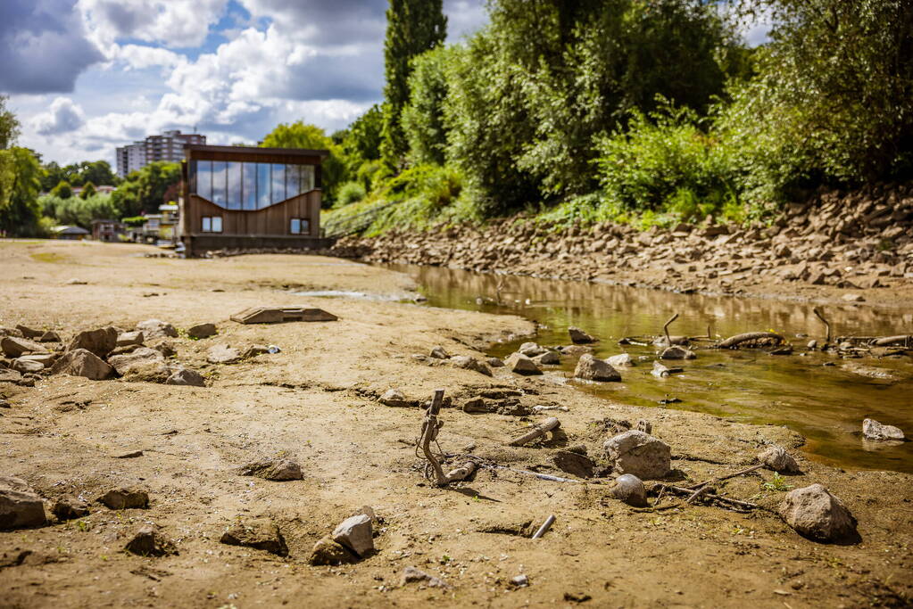 Laag waterpeil de Waal trekt veel bekijks