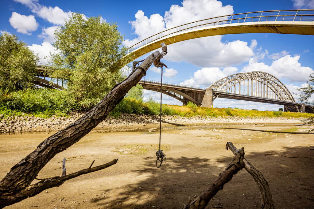 Laag waterpeil de Waal trekt veel bekijks
