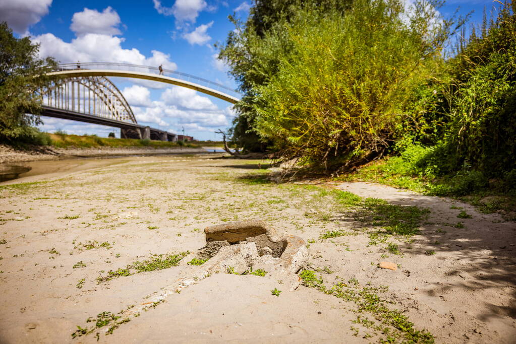 Laag waterpeil de Waal trekt veel bekijks