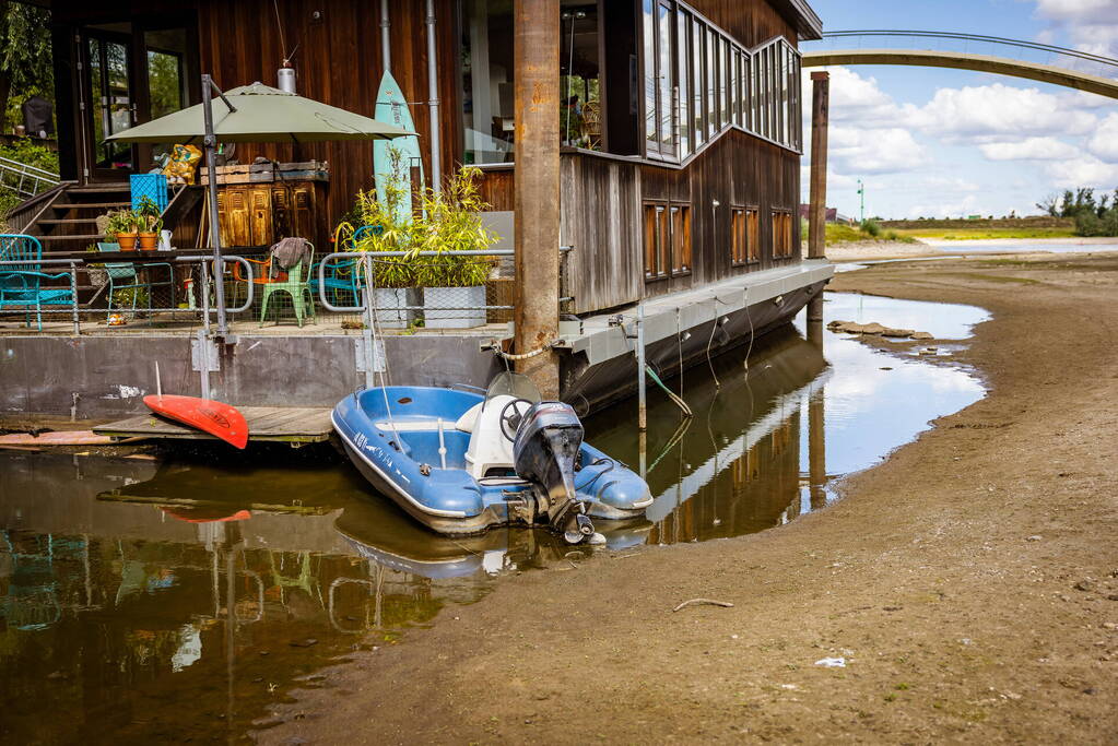 Laag waterpeil de Waal trekt veel bekijks