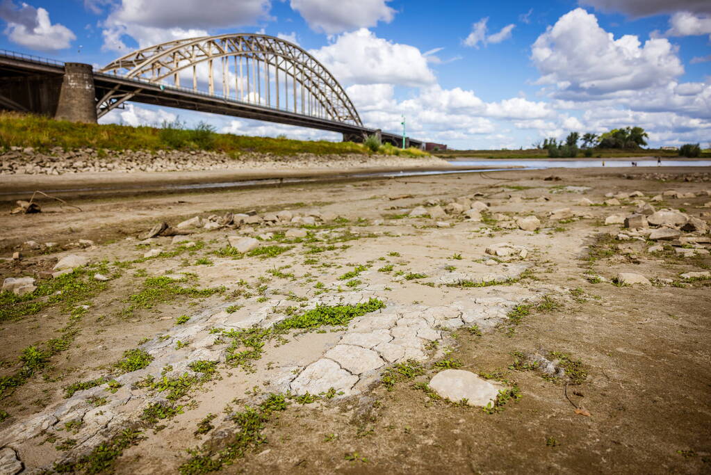 Laag waterpeil de Waal trekt veel bekijks
