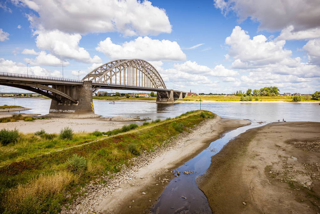 Laag waterpeil de Waal trekt veel bekijks