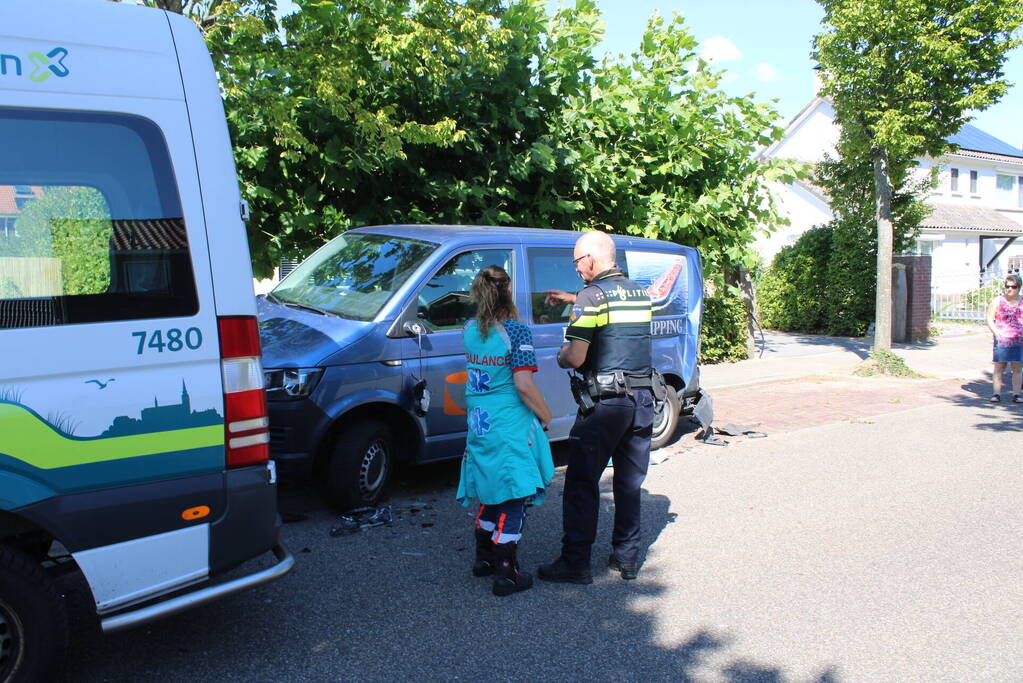 Belbus botst op geparkeerde bestelbus