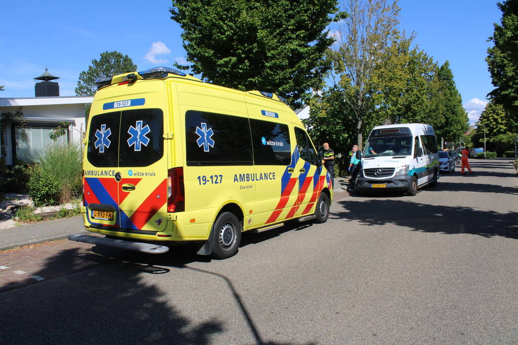 Belbus botst op geparkeerde bestelbus