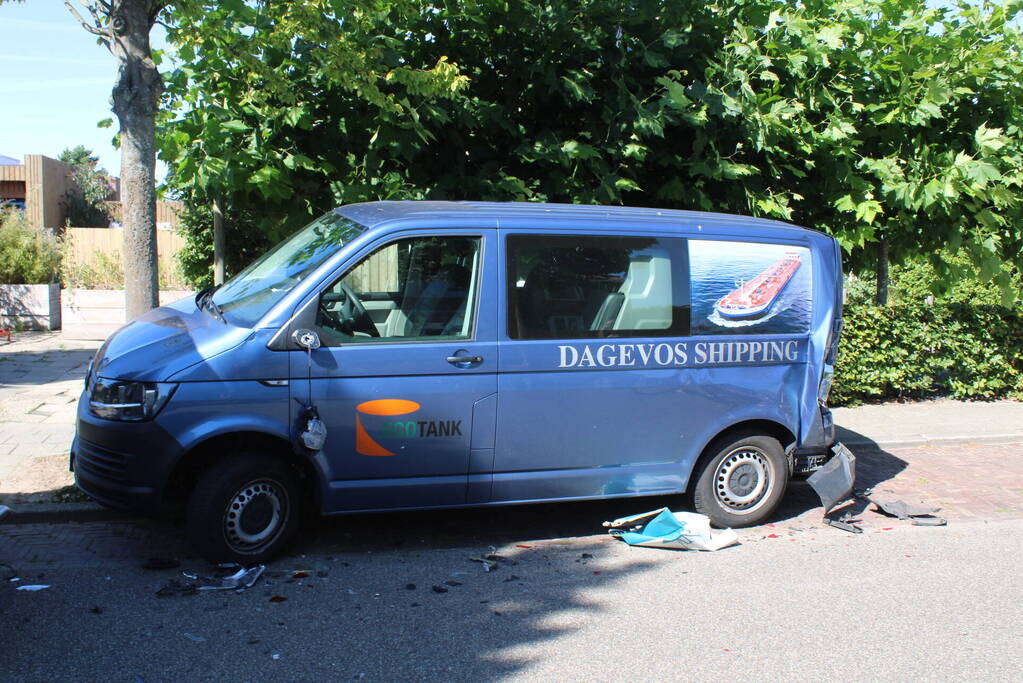 Belbus botst op geparkeerde bestelbus