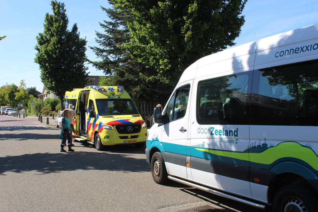 Belbus botst op geparkeerde bestelbus