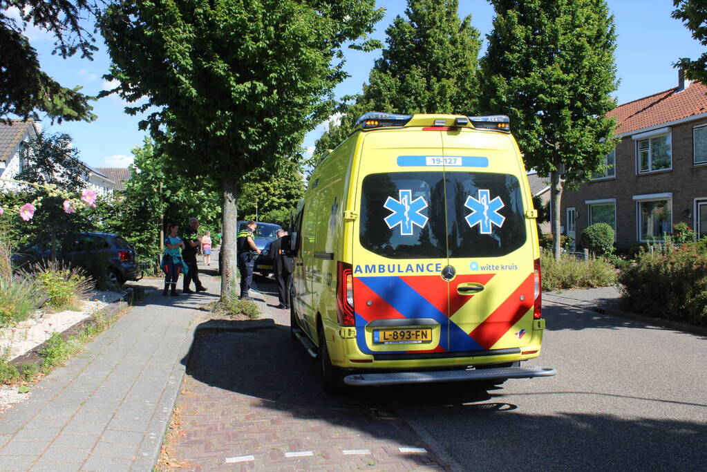 Belbus botst op geparkeerde bestelbus