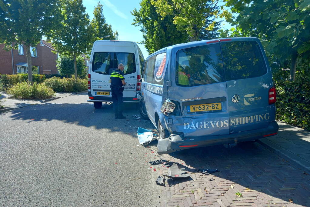 Belbus botst op geparkeerde bestelbus