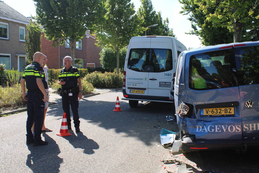 Belbus botst op geparkeerde bestelbus
