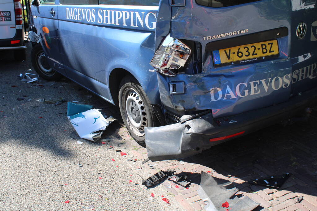 Belbus botst op geparkeerde bestelbus
