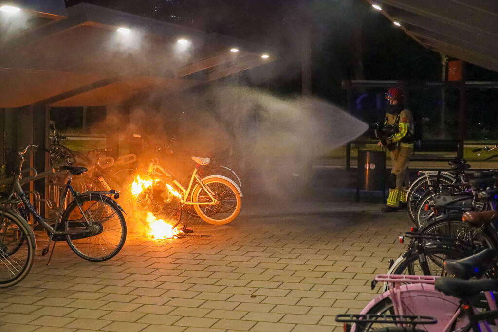 Fiets in fietsenstalling in brand gevlogen