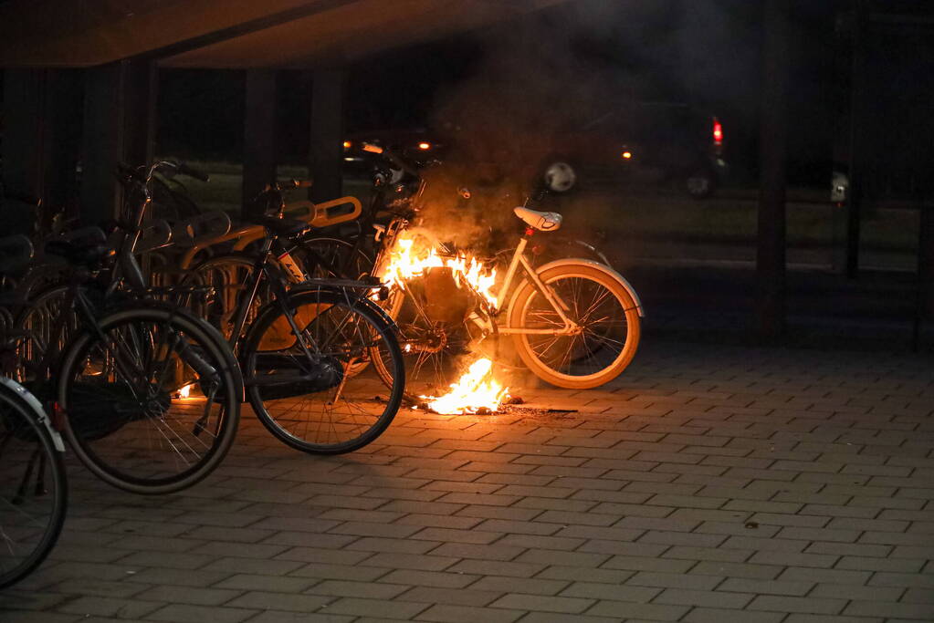 Fiets in fietsenstalling in brand gevlogen