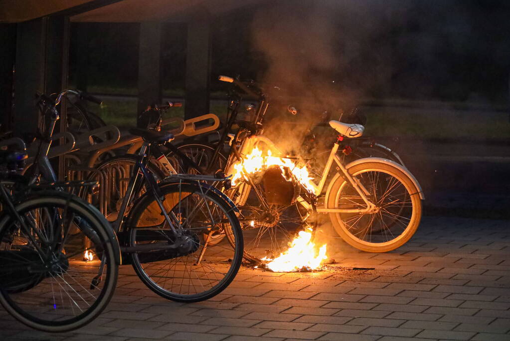 Fiets in fietsenstalling in brand gevlogen