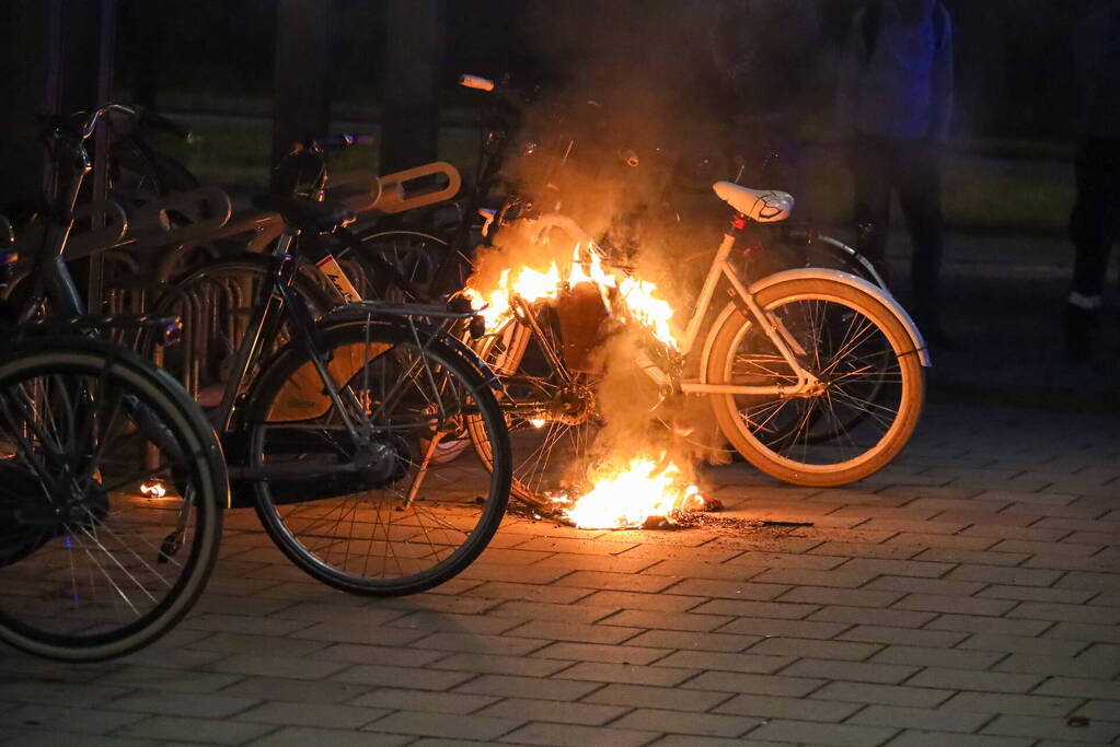 Fiets in fietsenstalling in brand gevlogen