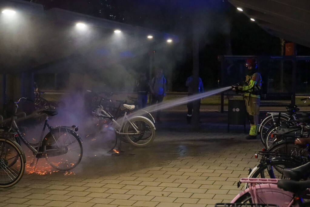 Fiets in fietsenstalling in brand gevlogen