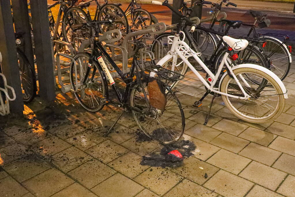 Fiets in fietsenstalling in brand gevlogen
