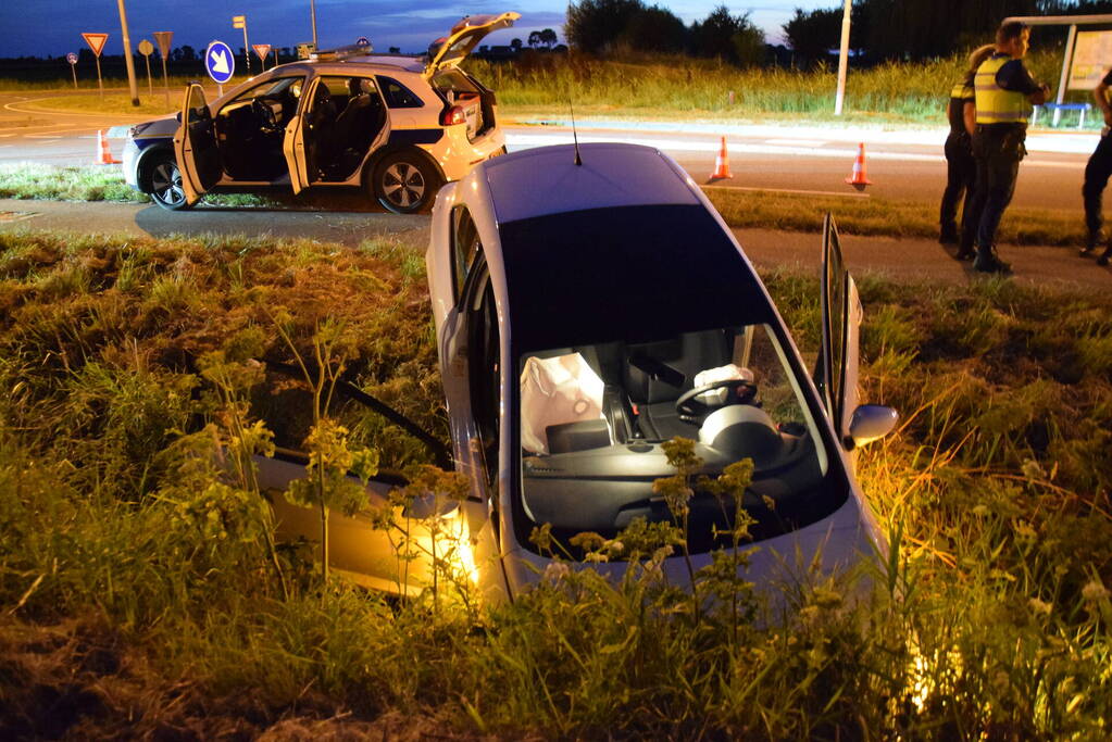 Personenauto belandt in greppel