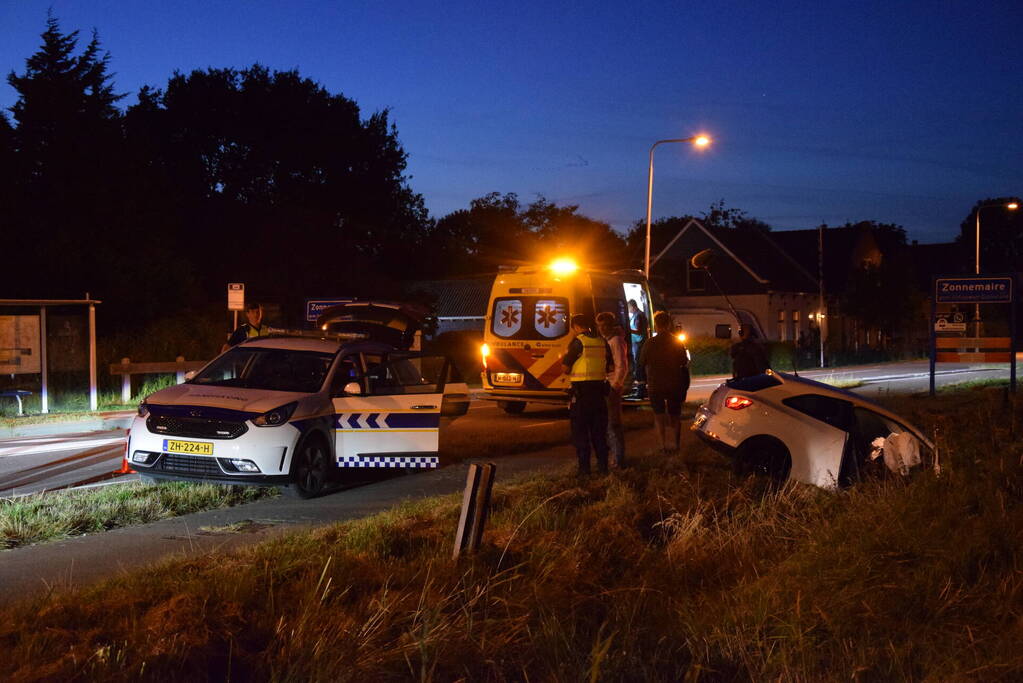 Personenauto belandt in greppel