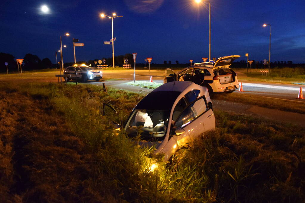 Personenauto belandt in greppel