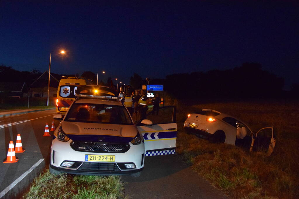 Personenauto belandt in greppel