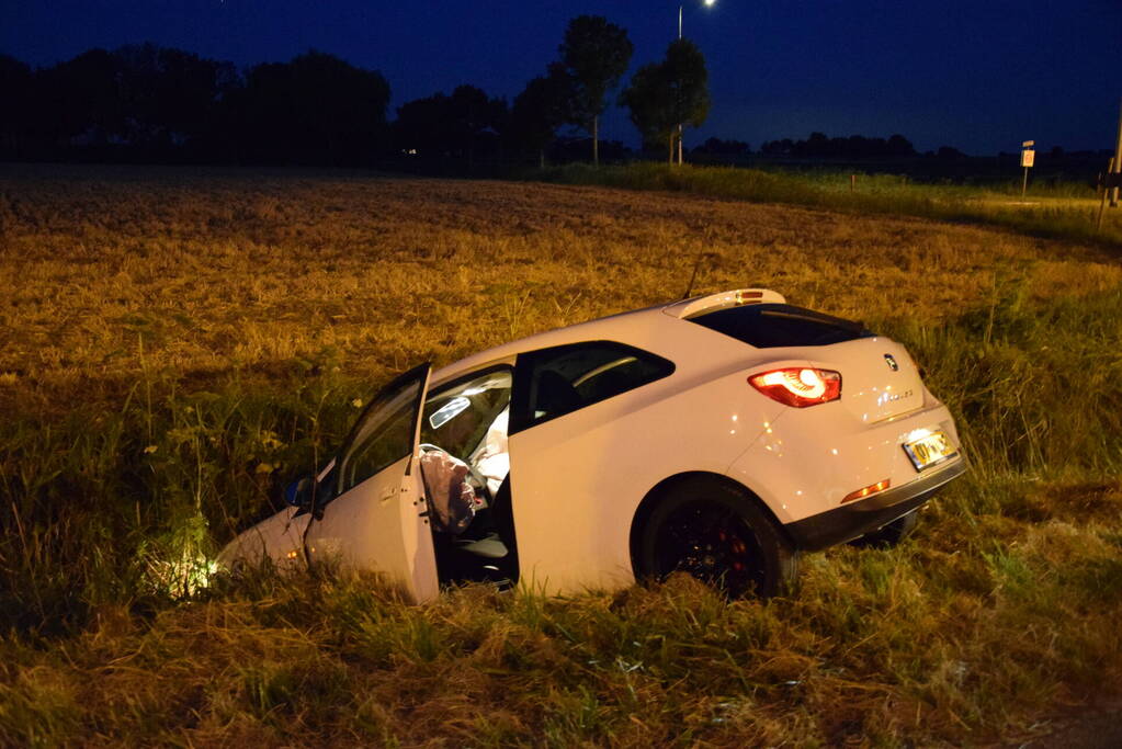 Personenauto belandt in greppel