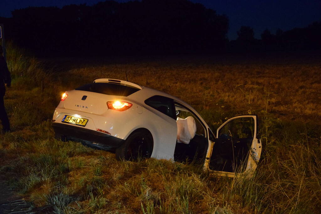 Personenauto belandt in greppel