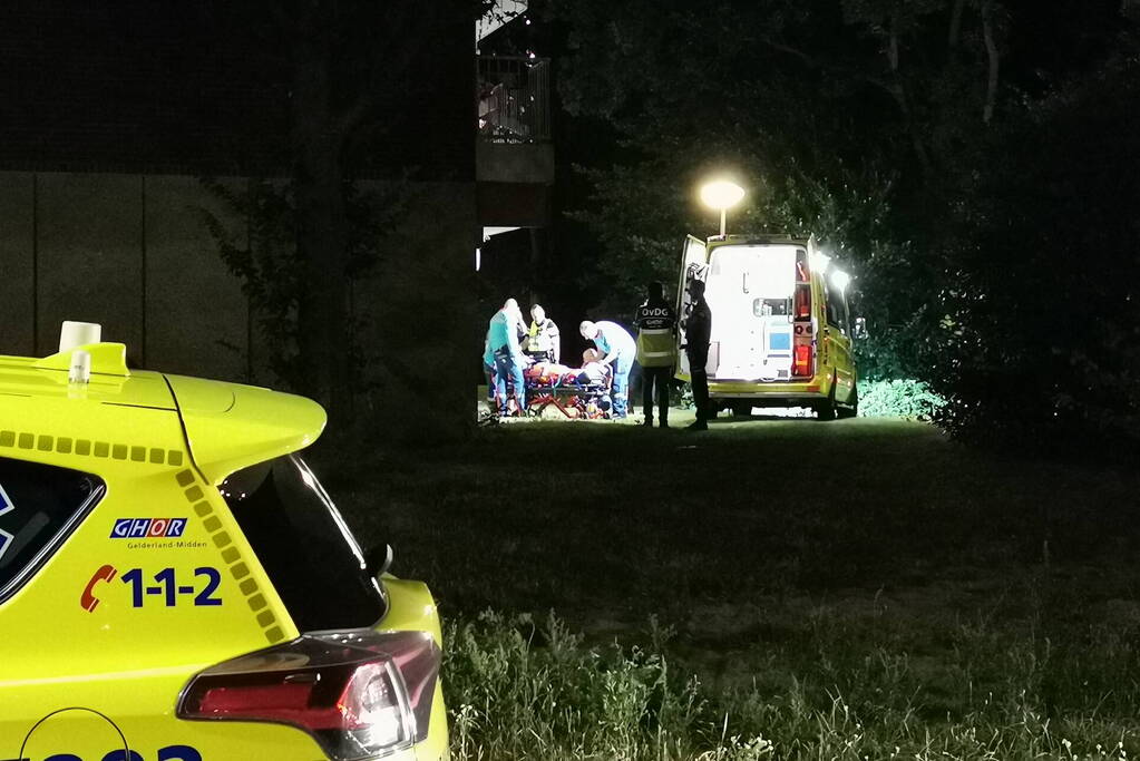 Persoon gewond na val van hoogte