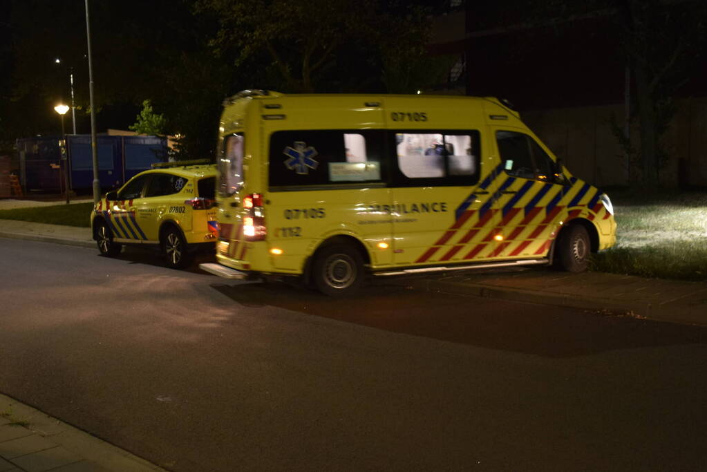 Persoon gewond na val van hoogte