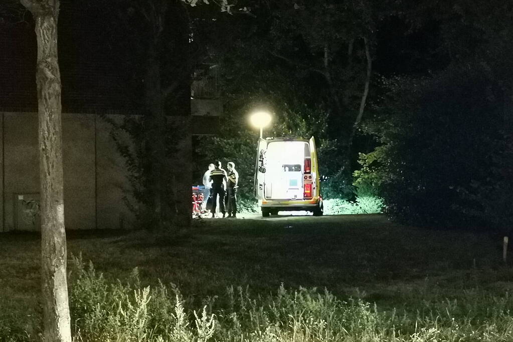 Persoon gewond na val van hoogte