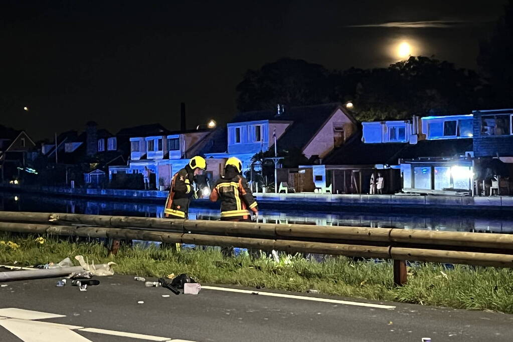 Bestelbus beschadigd na botsing tegen vangrail